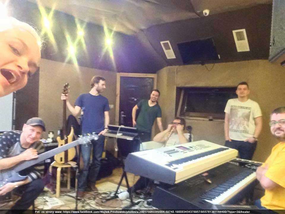 Wojciech Pilichowski wraz z zespołem w Studio A